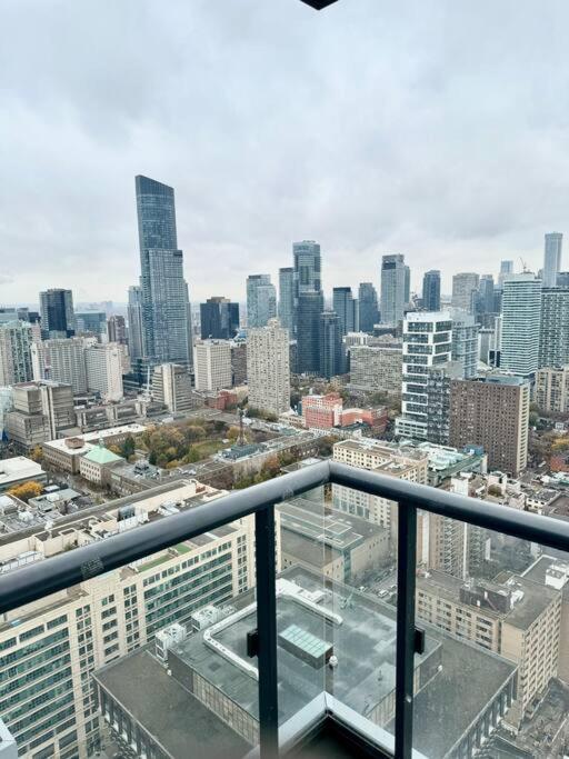 Elegant Condo Near Eaton Centre Mall Toronto Exterior foto